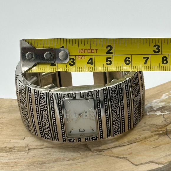 Fashion watches 4pcs, Chicos, Trendz, Geneva, and Armitron.Need batteries.(210) - Picture 9 of 16